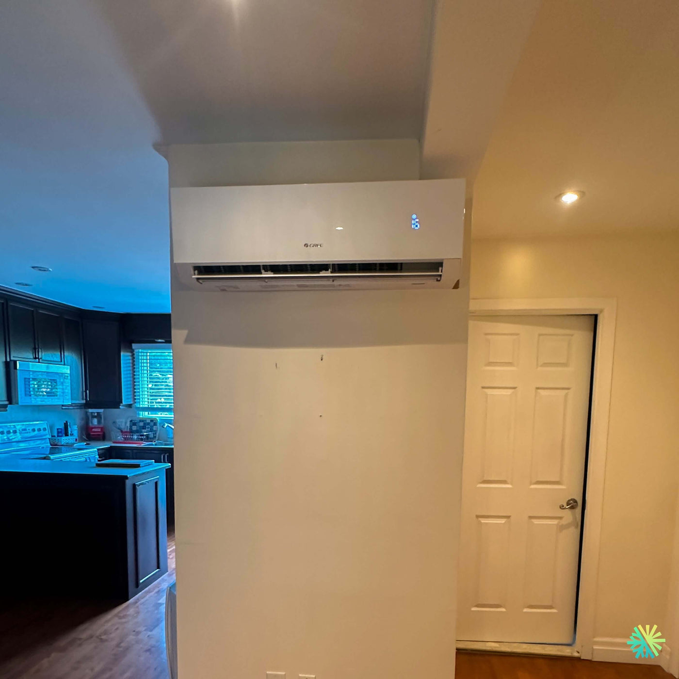 Installation d’une thermopompe murale GREE CLIVIA R32 à Terrebonne dans une aire ouverte résidentielle avec cuisine attenante
