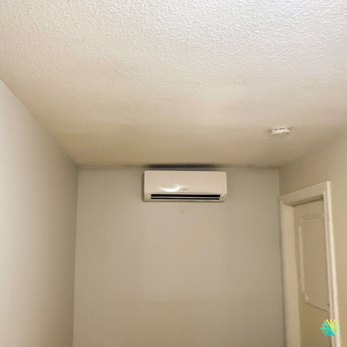 Installation d’une thermopompe murale Hitachi airHome 600 à Delson, sur la Rive-Sud de Montréal