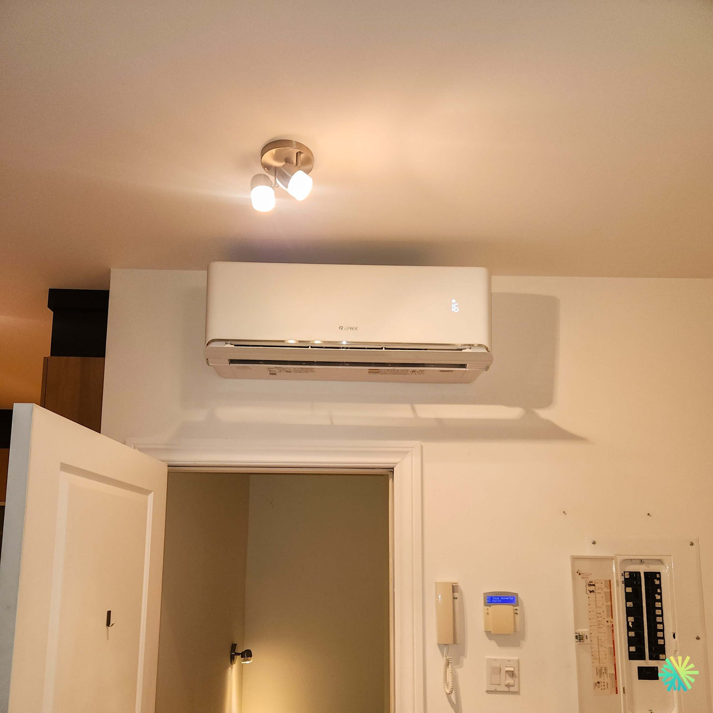 Installation d’une thermopompe murale GREE AIRY R32 à Laval : une solution compacte, efficace et parfaitement intégrée dans un espace résidentiel