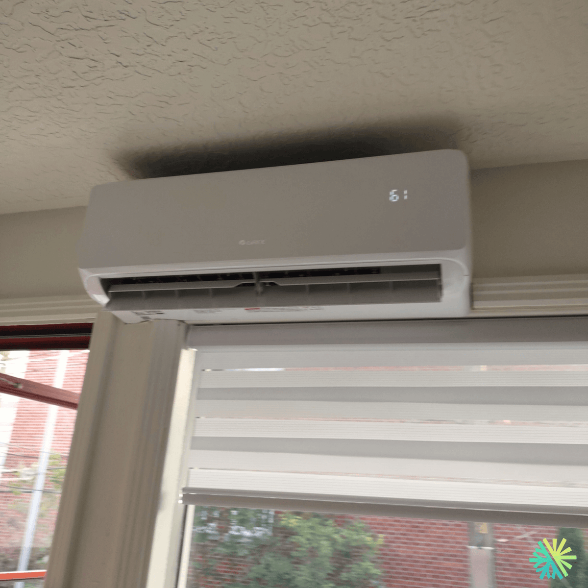 Installation d’une thermopompe murale Gree dans un salon à Ahuntsic-Cartierville
