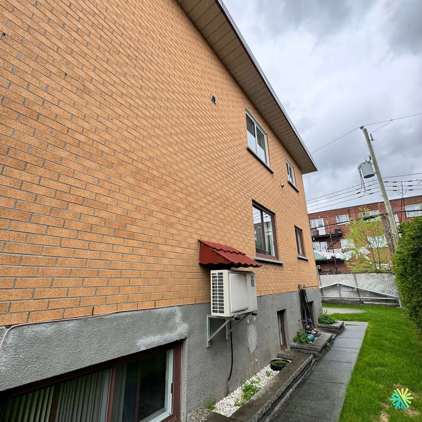 Réparation d’une thermopompe murale Midea à Ville Mont-Royal