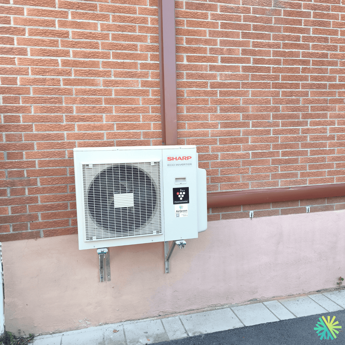 Installation of a Sharp wall-mounted heat pump in Rosemont–La Petite-Patrie