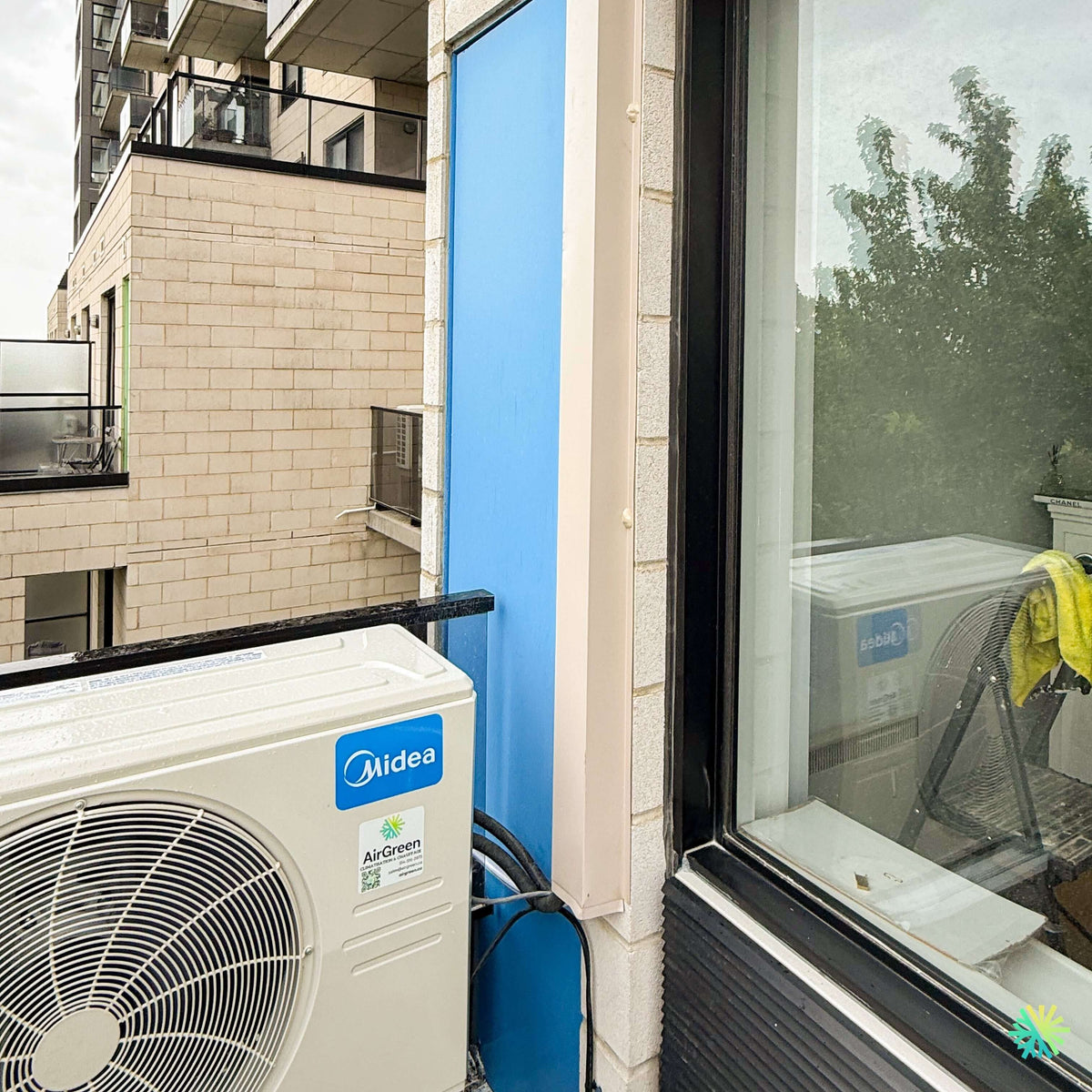 Installation d’une thermopompe double zone MIDEA 28 à Beloeil, sur un balcon résidentiel