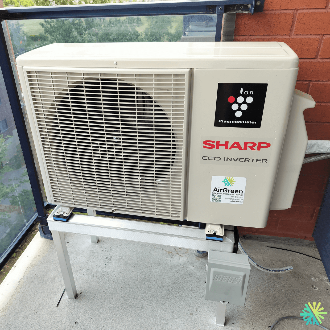 Installation d’une thermopompe murale Sharp sur balcon à Verdun (Montréal)