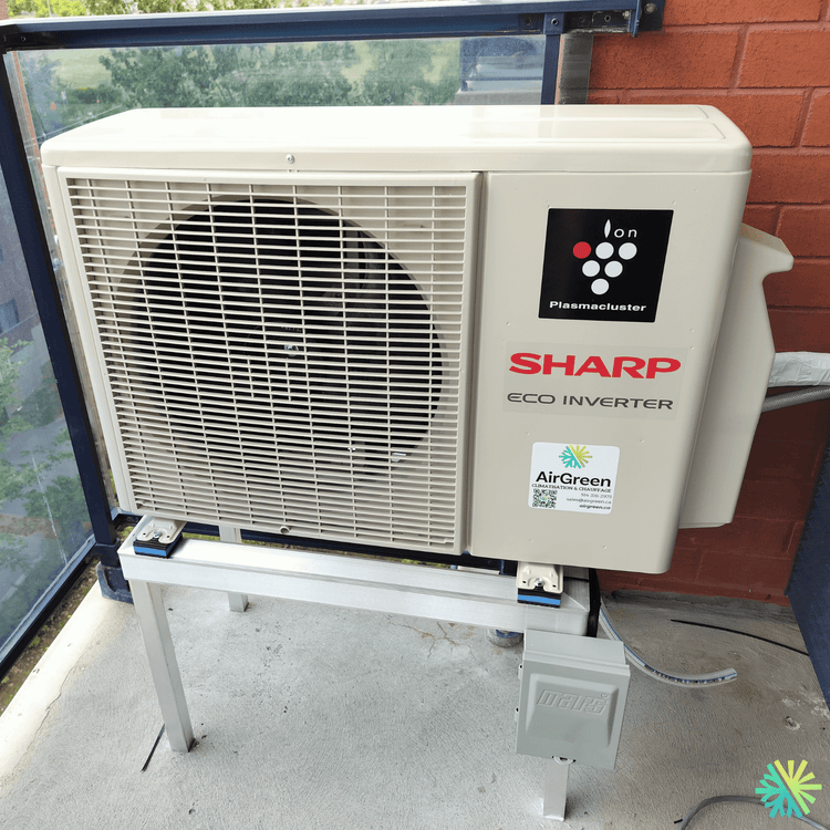 Installation d’une thermopompe murale Sharp sur balcon à Verdun (Montréal)