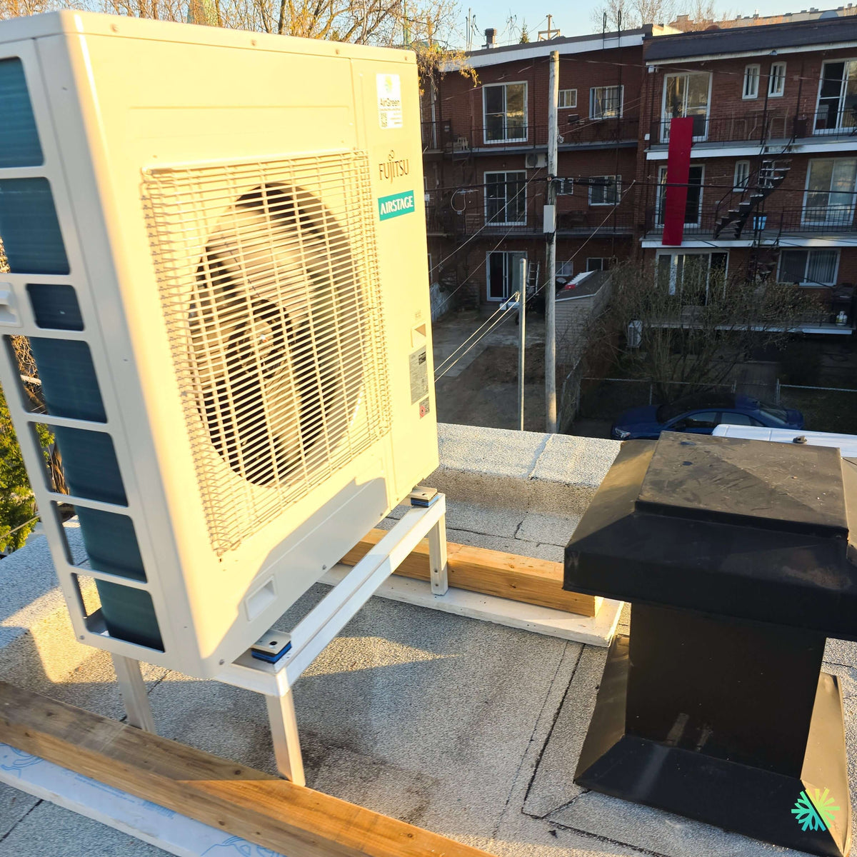 Installation d’une thermopompe double zone Fujitsu Aquila XLTH sur un toit plat à LaSalle, Montréal