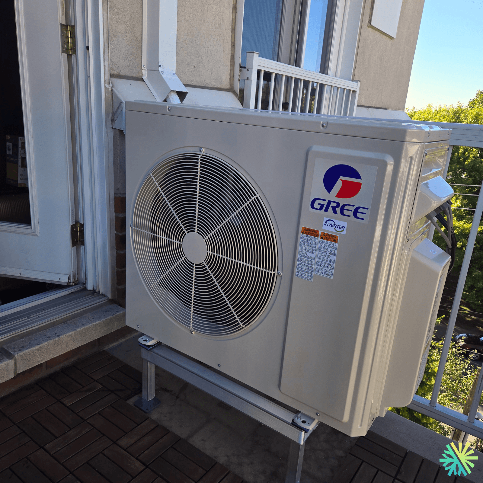 Installation d’une thermopompe Gree FreeMatch sur balcon à Ville-Marie (Montréal)