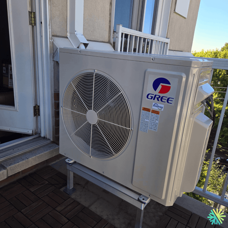 Installation d’une thermopompe Gree FreeMatch sur balcon à Ville-Marie (Montréal)