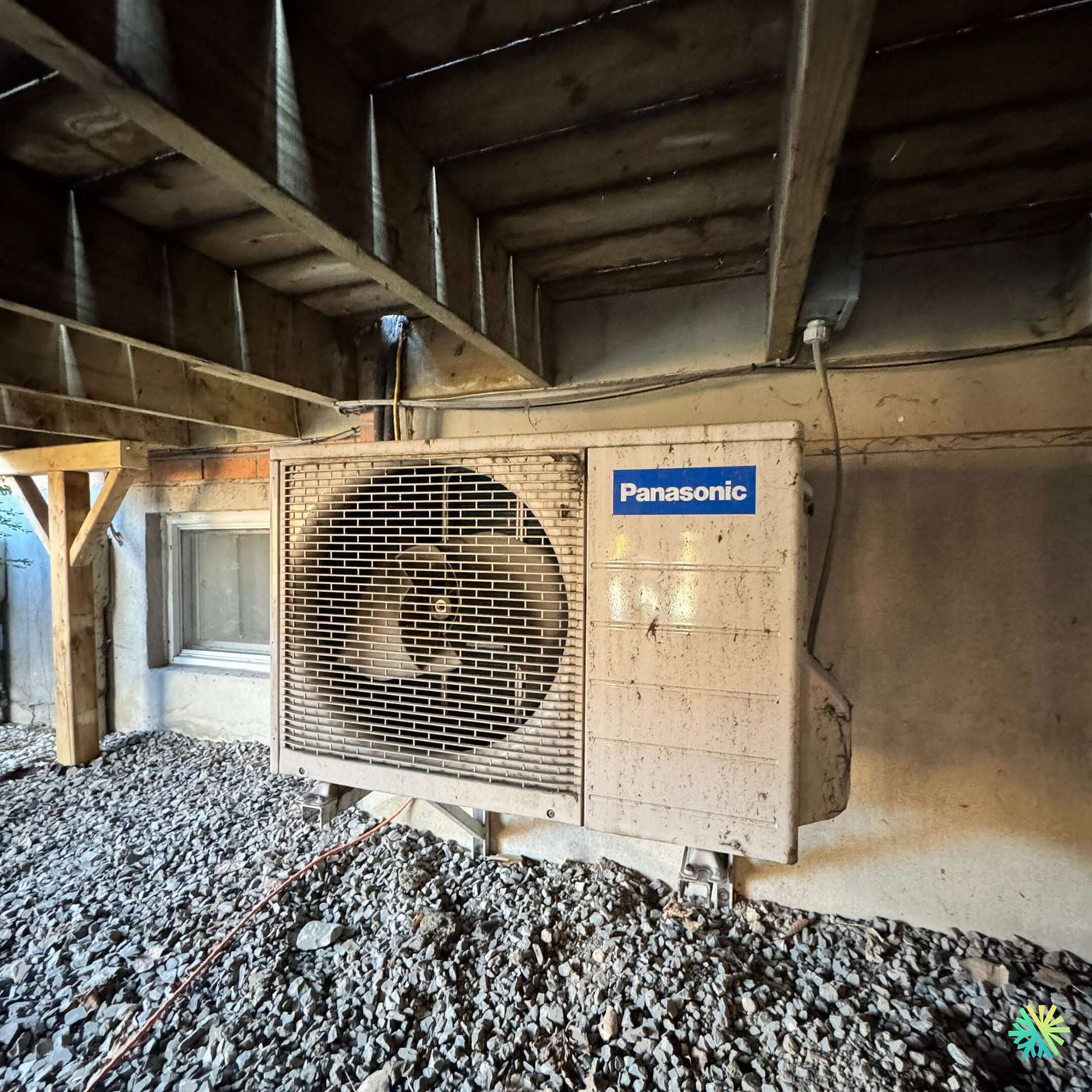 Nettoyage d’une thermopompe Panasonic sous balcon à Brossard