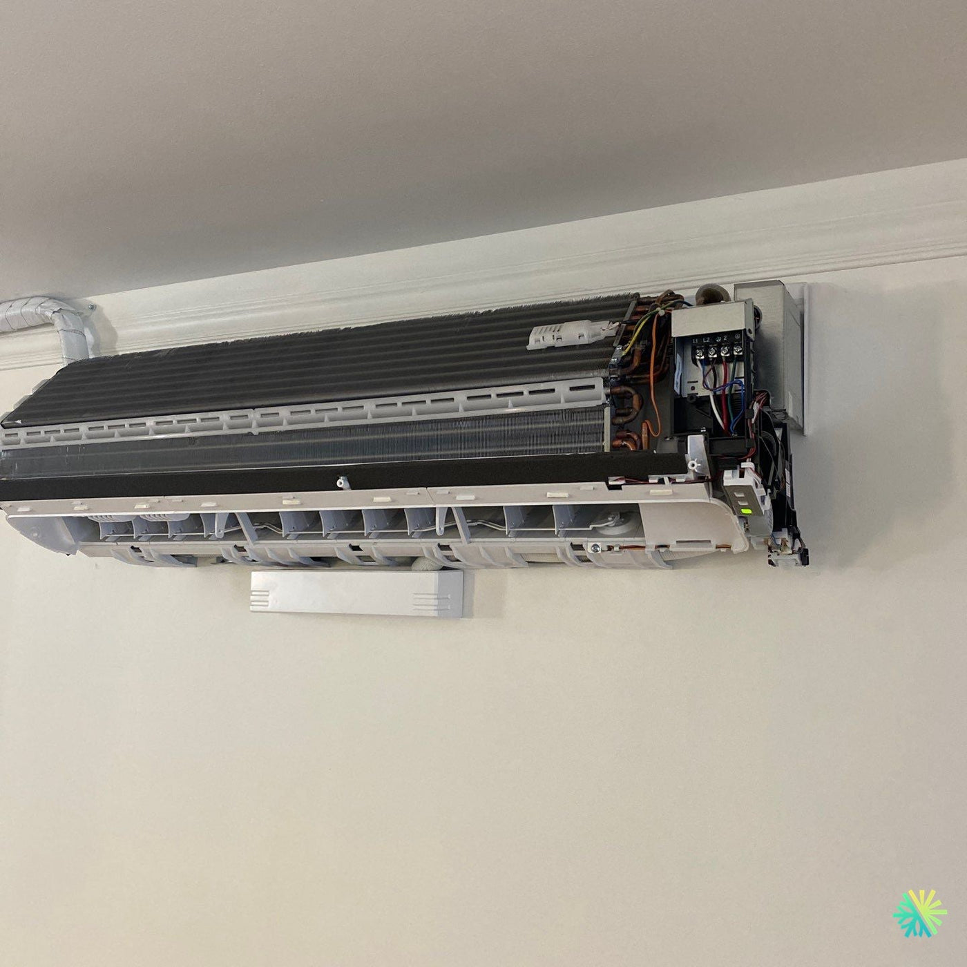 Réparation d’une thermopompe murale Midea à Brossard