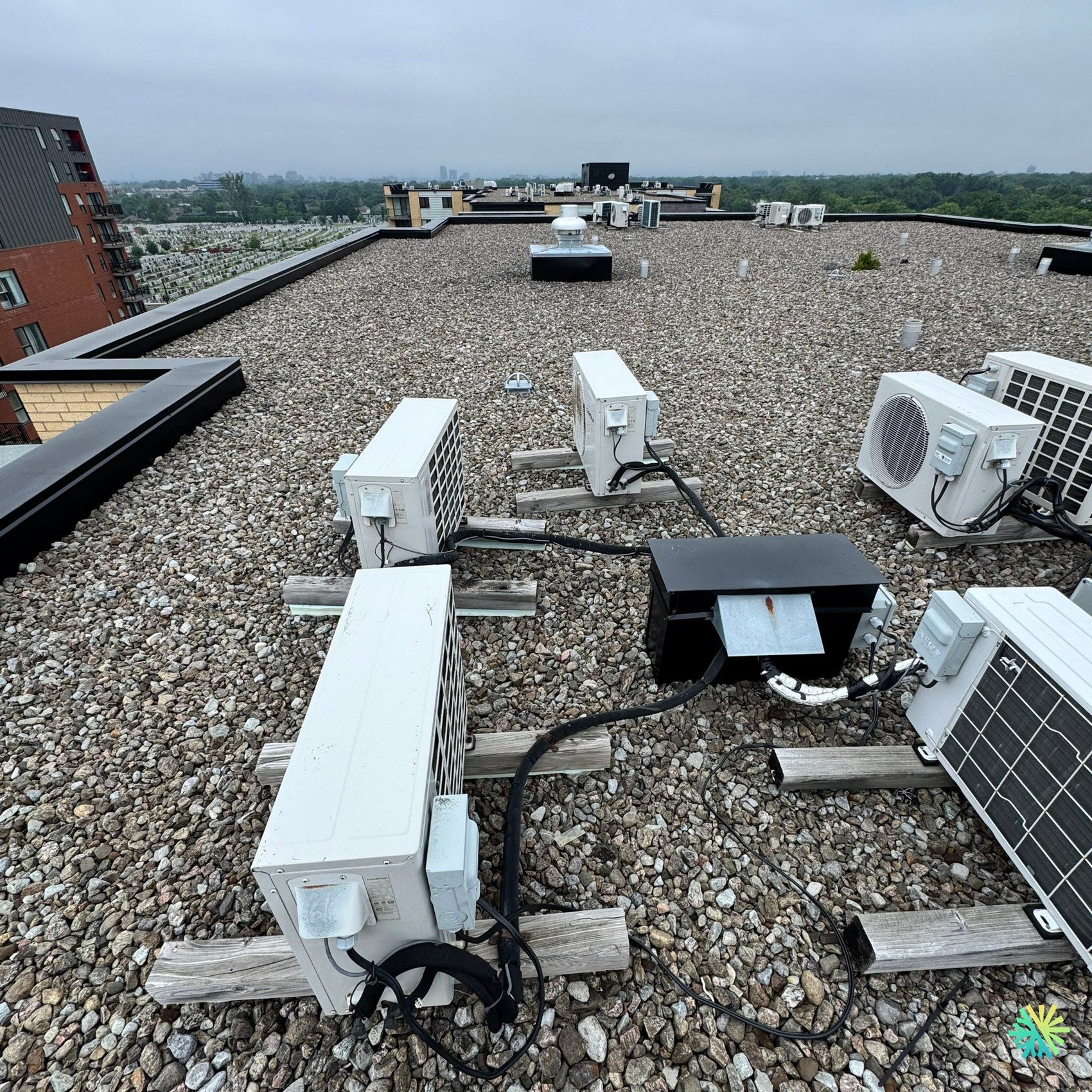 Réparation d’un système MultiZone Midea sur toit plat à Pointe-Claire