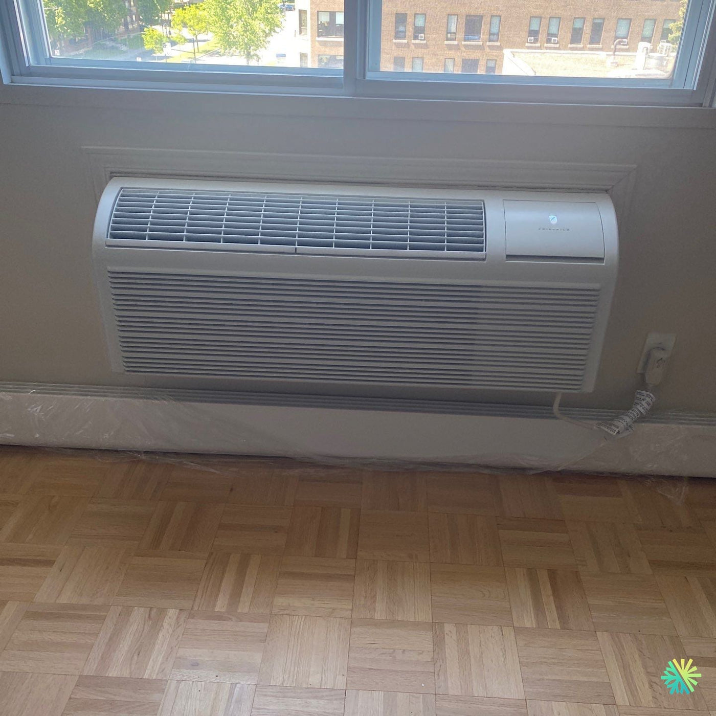 Installation d’une unité PTAC Friedrich dans un condo à Westmount