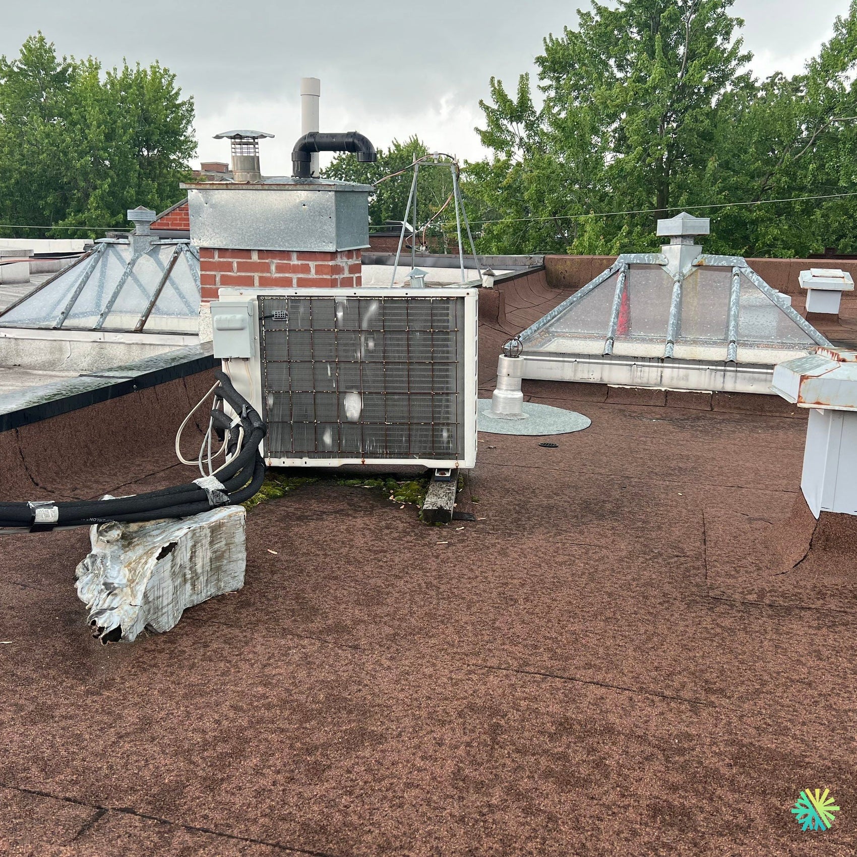 Nettoyage d’une thermopompe sur toit plat à Montréal-Nord
