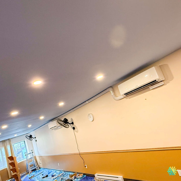 Installation de thermopompes murales Hitachi airHome 400 dans un grand espace en rénovation à Charlemagne