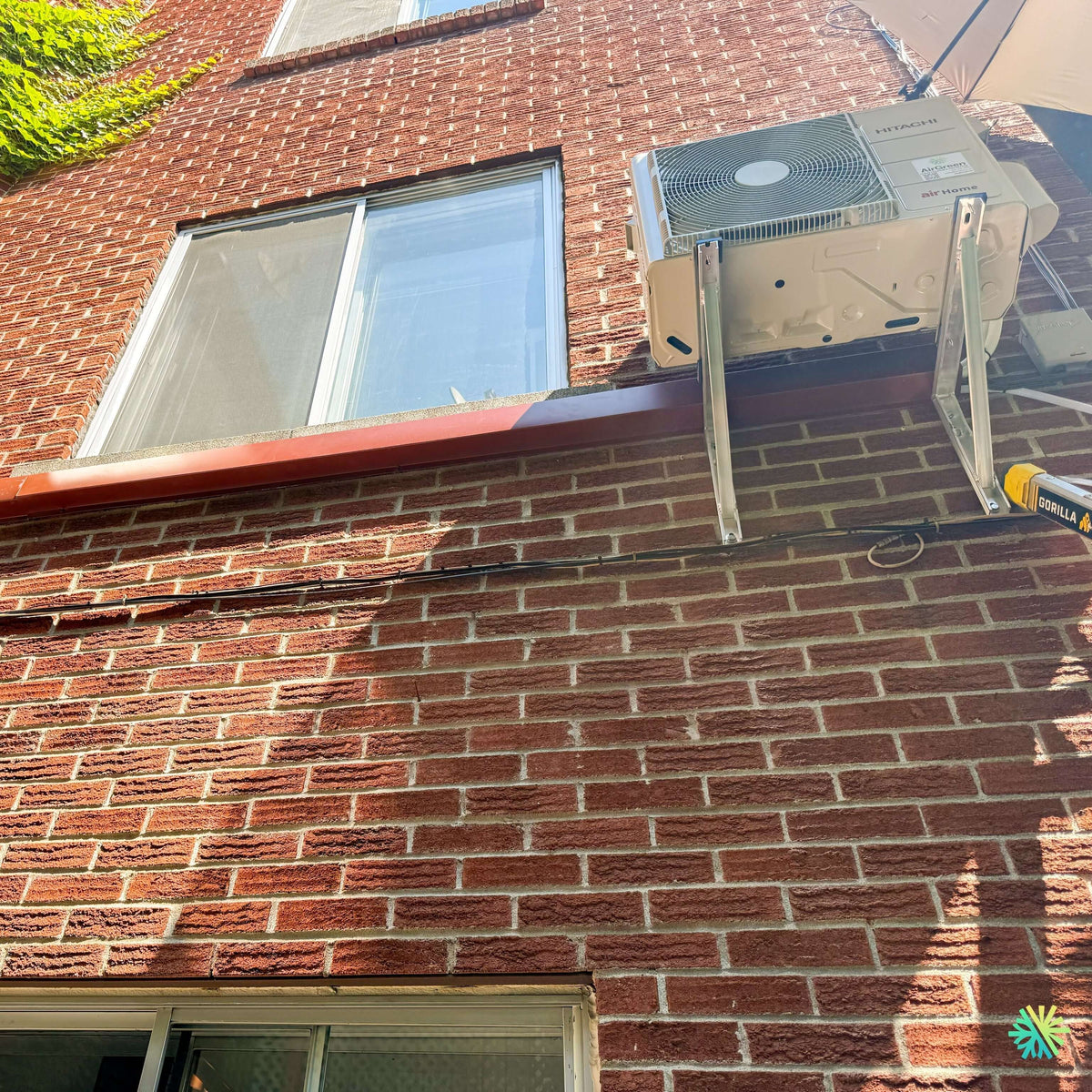 Installation d’une thermopompe murale Hitachi airHome 800 à Duvernay, Laval