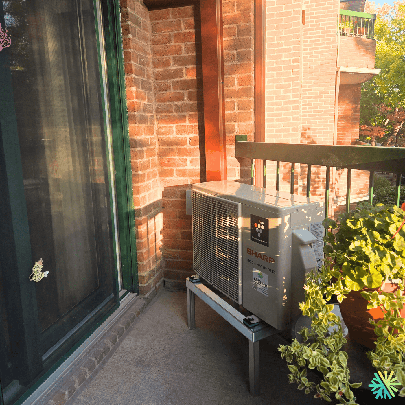 Installation d’une thermopompe murale Sharp ZU1 sur balcon à Rosemont–La Petite-Patrie