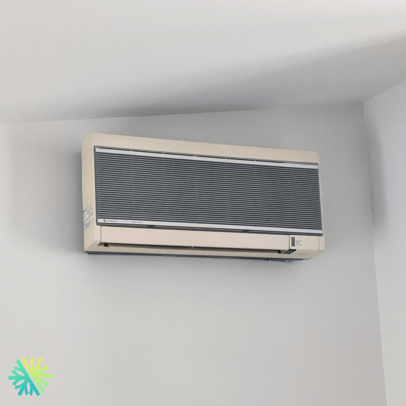 Réparation d'une thermopompe murale HITACHI à Longueuil