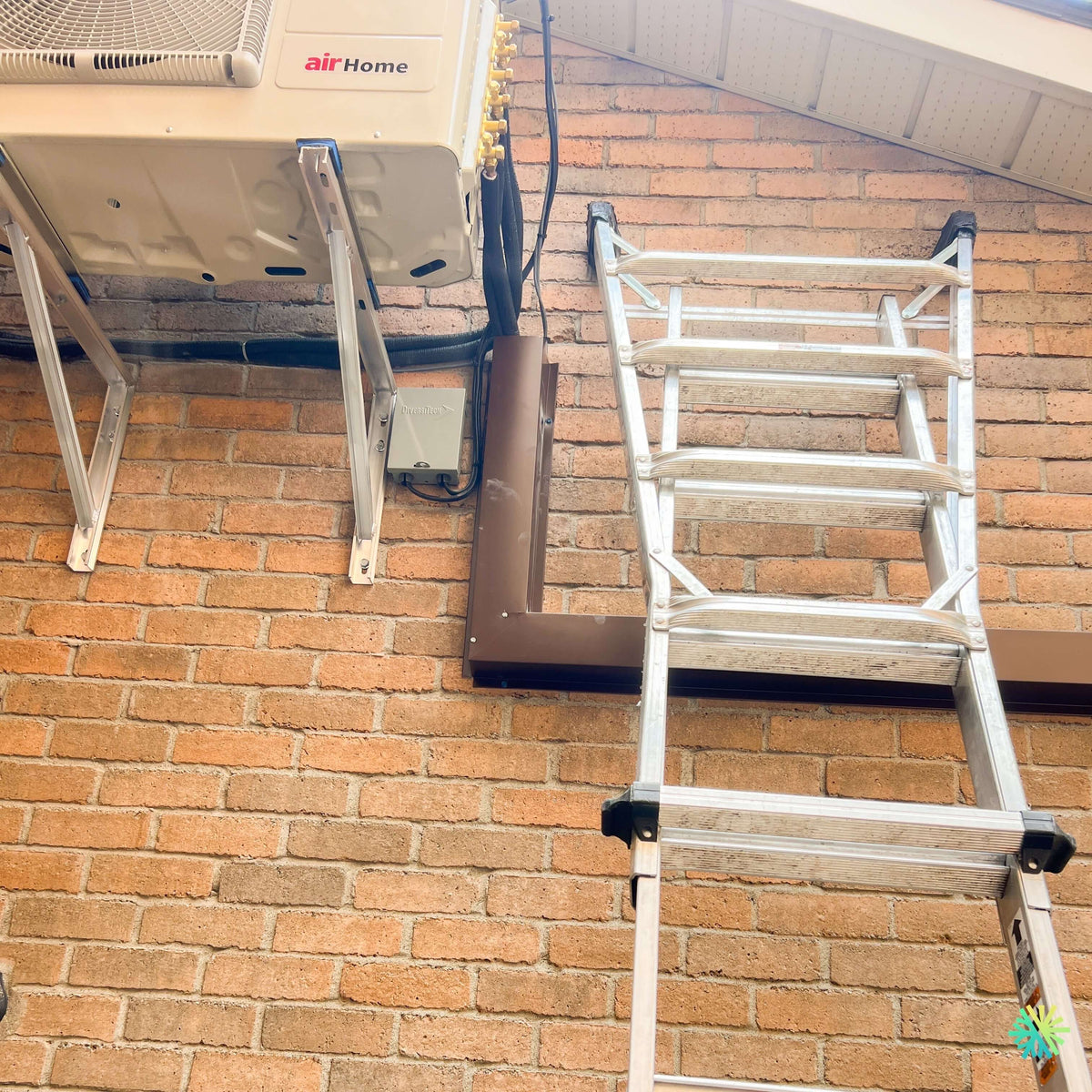 Installation d’une thermopompe multizone triple zone HITACHI airHome Multi dans Rosemont–La Petite-Patrie à Montréal