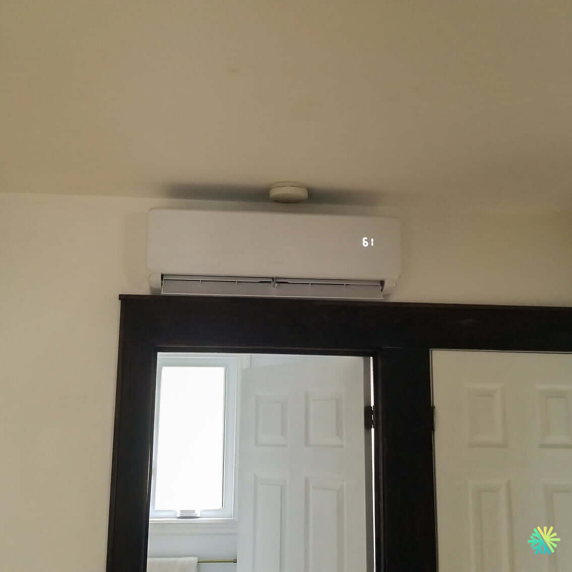 Installation d’une thermopompe murale GREE LIVO R32 Mini Split à Montréal-Est : climatisation et chauffage efficaces dans un espace intérieur à dégagement limité