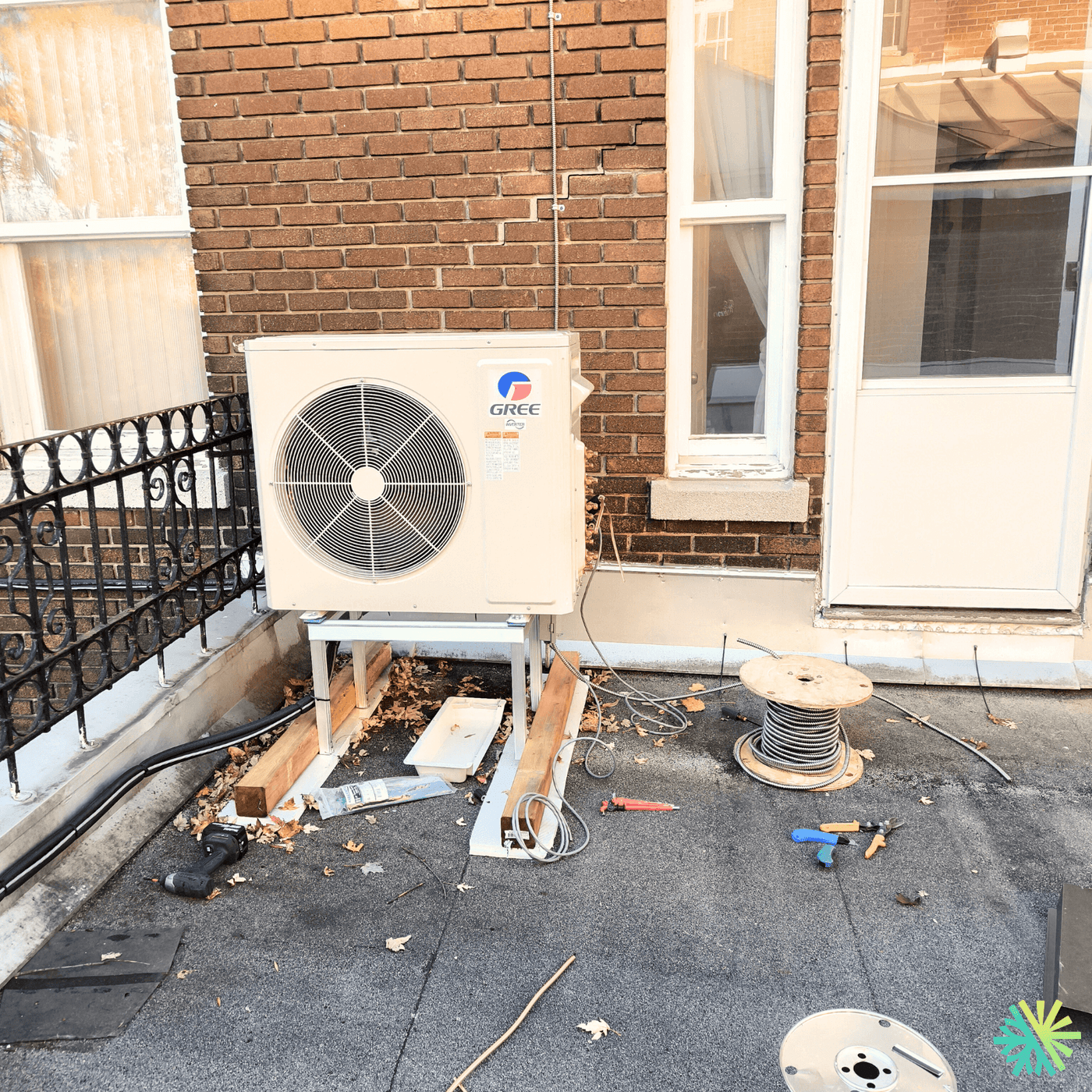Installation d’une thermopompe Gree FreeMatch sur toit-terrasse au Plateau-Mont-Royal
