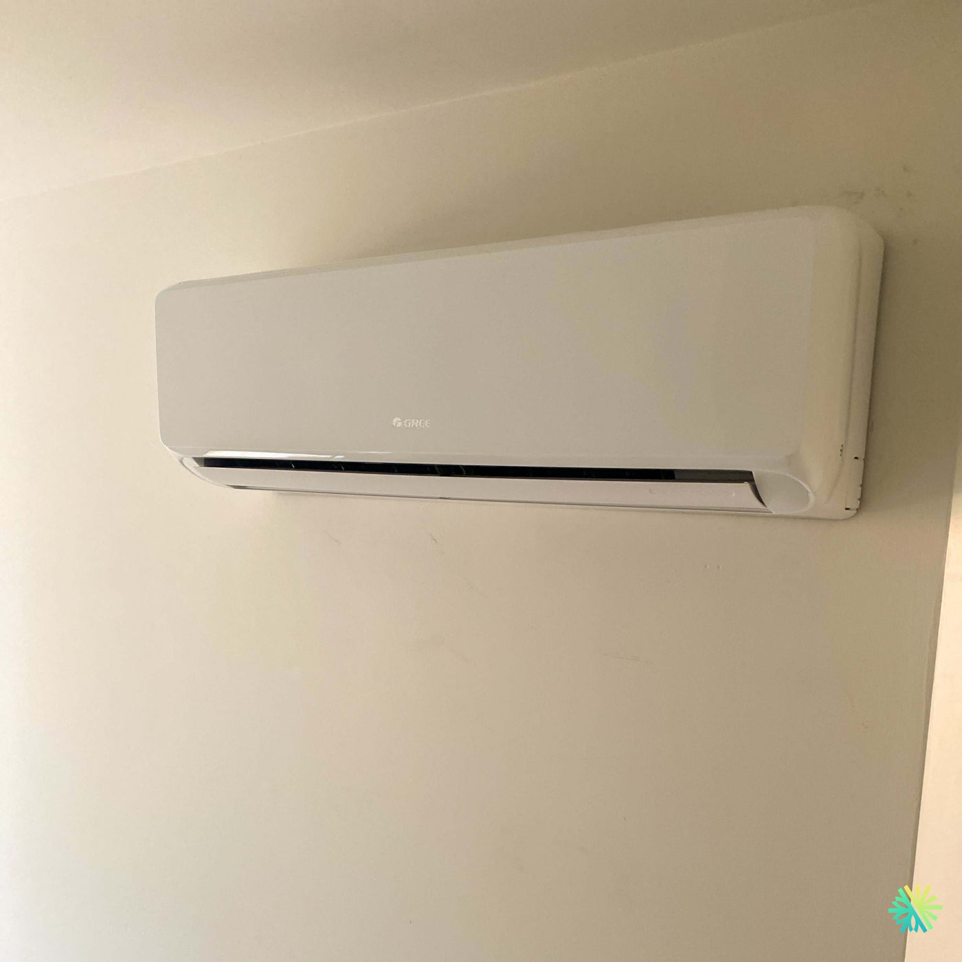 Installation d’une thermopompe murale GREE CHARMO R32 à Verdun : un climatiseur mini split discret pour un confort résidentiel précis