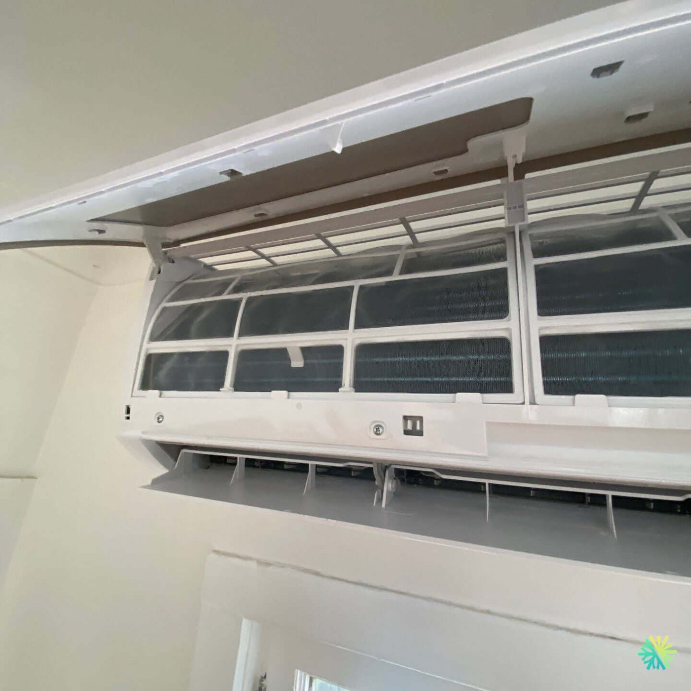 Entretien et nettoyage d’un climatiseur mural Midea à Villeray (Montréal)