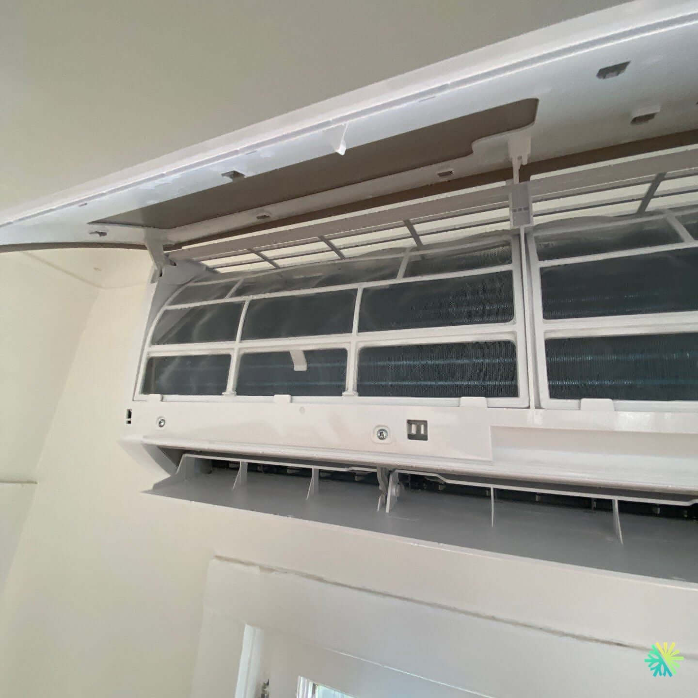 Entretien et nettoyage d’un climatiseur mural Midea à Villeray (Montréal)