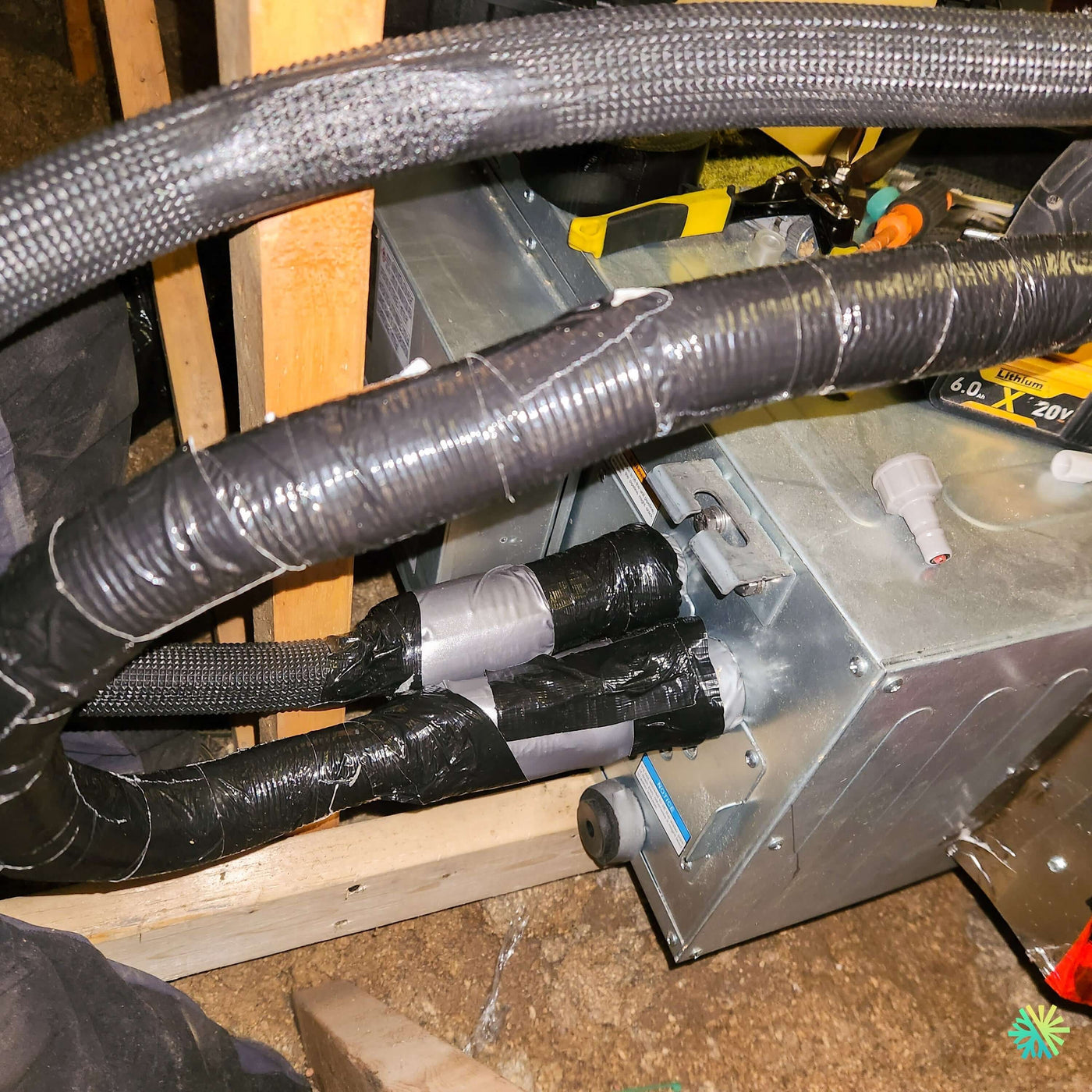 Installation d’un GREE All Match Slim Duct R32 Gainable à Sainte-Julie : unité Slim Duct intégrée dans un grenier avec raccordements CVAC compacts