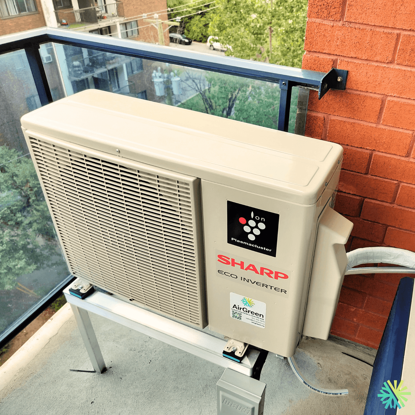 Installation d’une thermopompe murale Sharp sur balcon à Rosemont–La Petite-Patrie