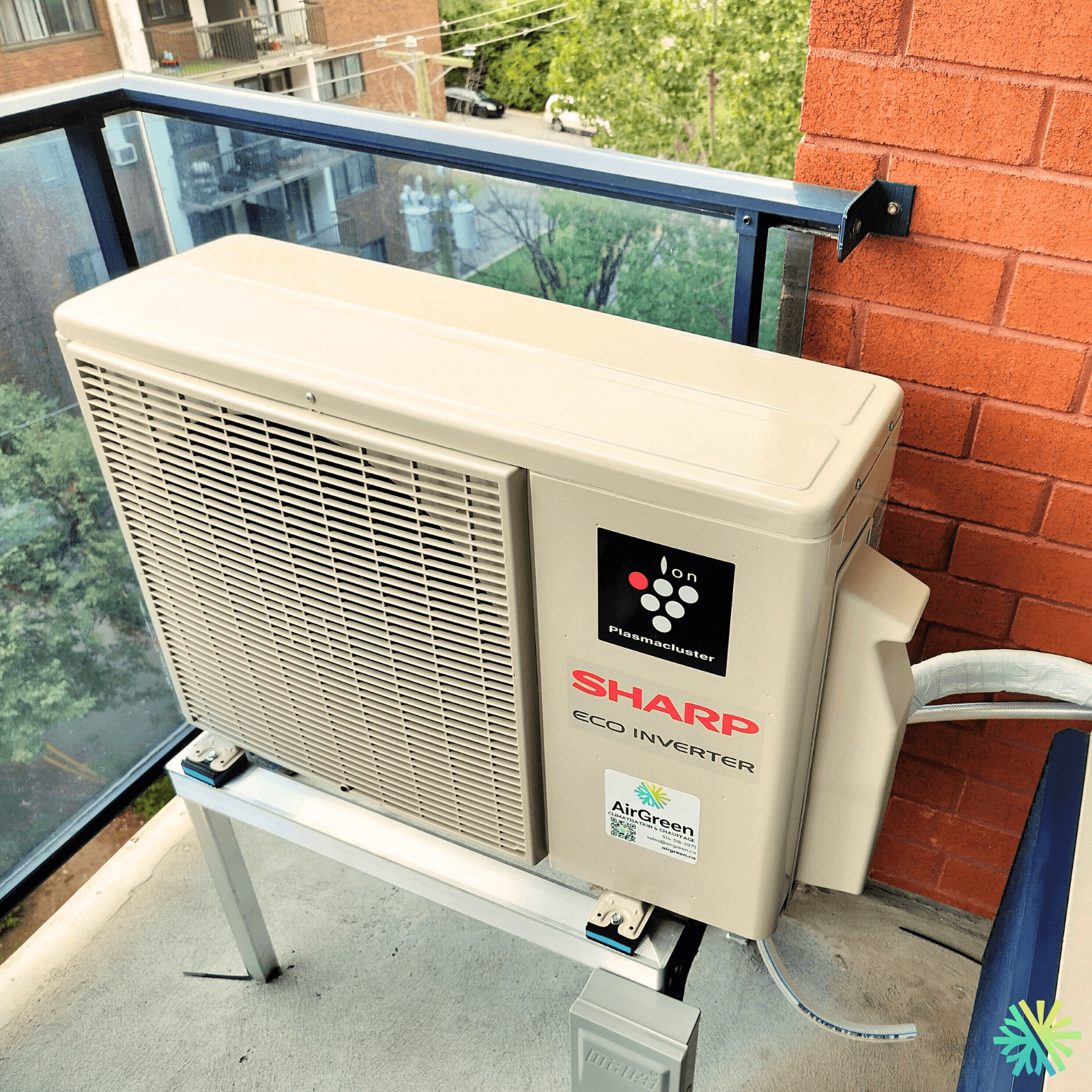 Installation d’une thermopompe murale Sharp sur balcon à Rosemont–La Petite-Patrie