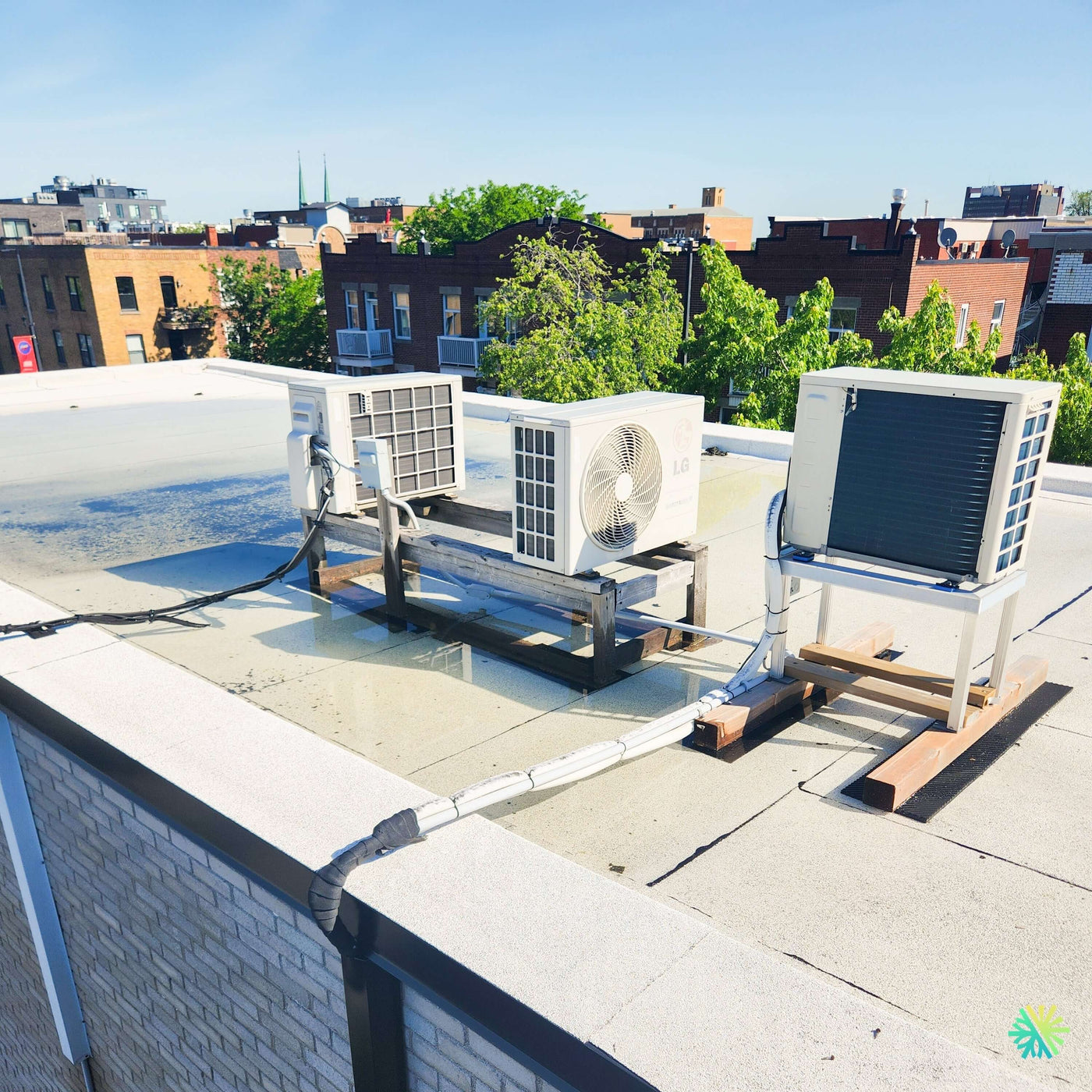 Installation d’une thermopompe murale Samsung WindFree™ MaxHeat sur un toit plat à Bois-des-Filion