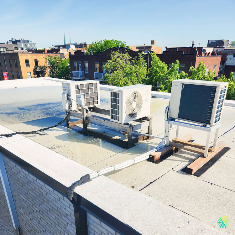 Installation d’une thermopompe murale Samsung WindFree™ MaxHeat sur un toit plat à Bois-des-Filion