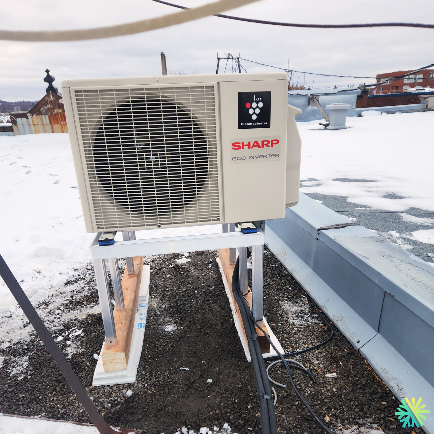 Installation d’une thermopompe murale Sharp ZU1 sur toiture au Plateau-Mont-Royal (Montréal)