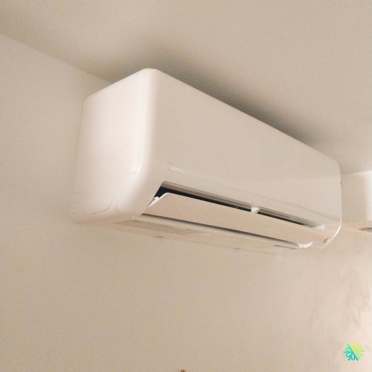 Installation d’une thermopompe triple zone MIDEA 28 de MIDEA à Saint-Blaise-sur-Richelieu, en Montérégie