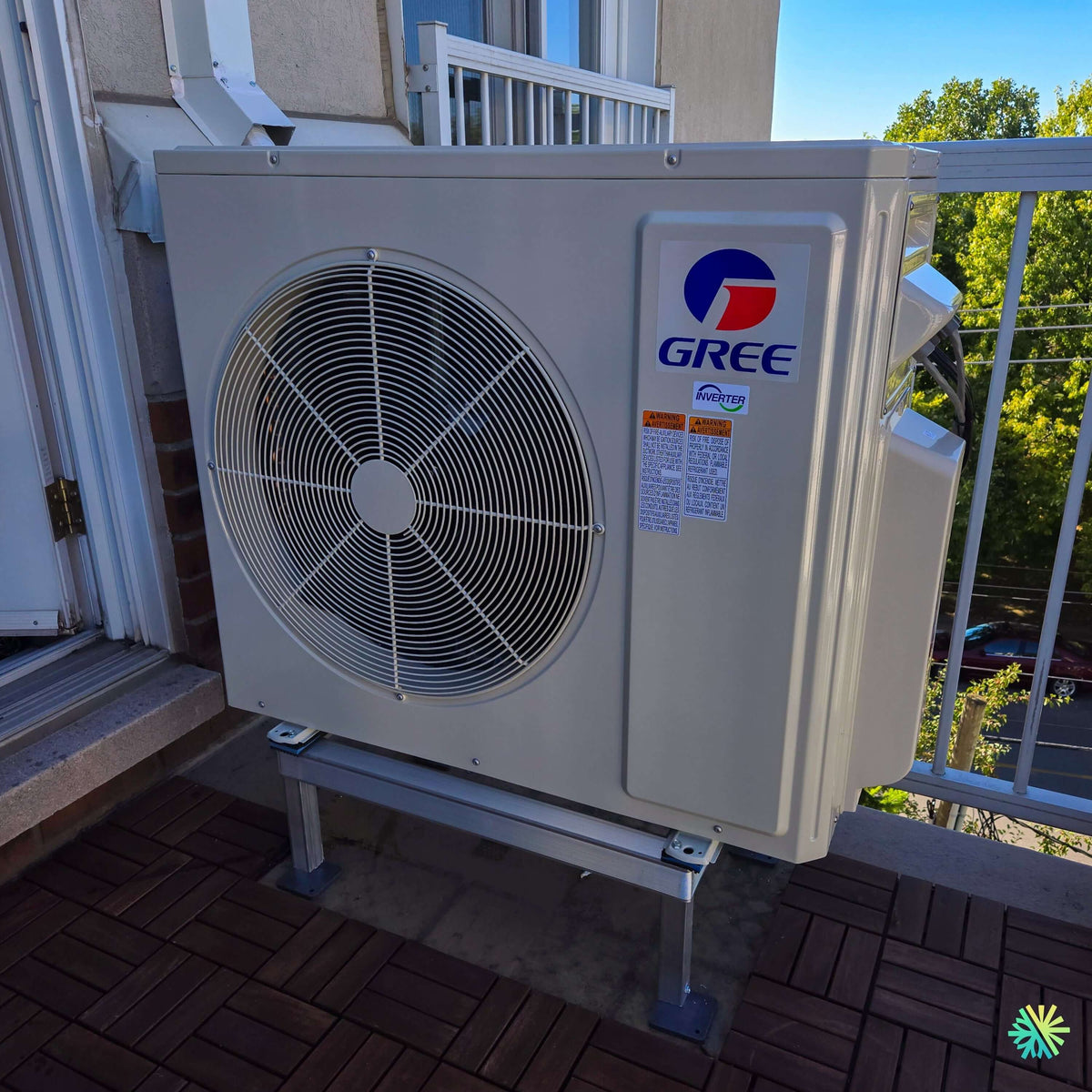 Installation d’une thermopompe GREE FREE MATCH R32 DoubleZone 2 têtes aux Îles-Laval avec condenseur sur balcon