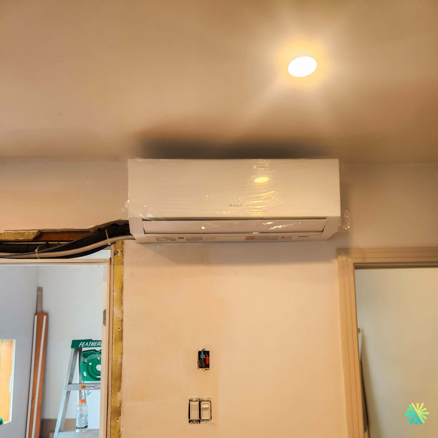 Installation d’une thermopompe murale GREE CLIVIA R32 à Saint-Lambert : une solution mini split intégrée dans un espace intérieur en rénovation