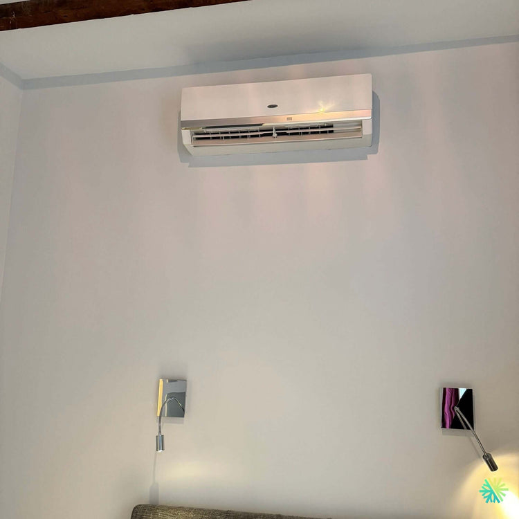 Installation d’une thermopompe murale Gree dans un condo à Ville-Marie