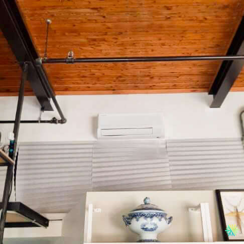 Installation d’une thermopompe double zone Samsung Premium FJM dans une résidence à plafond cathédrale à Longueuil