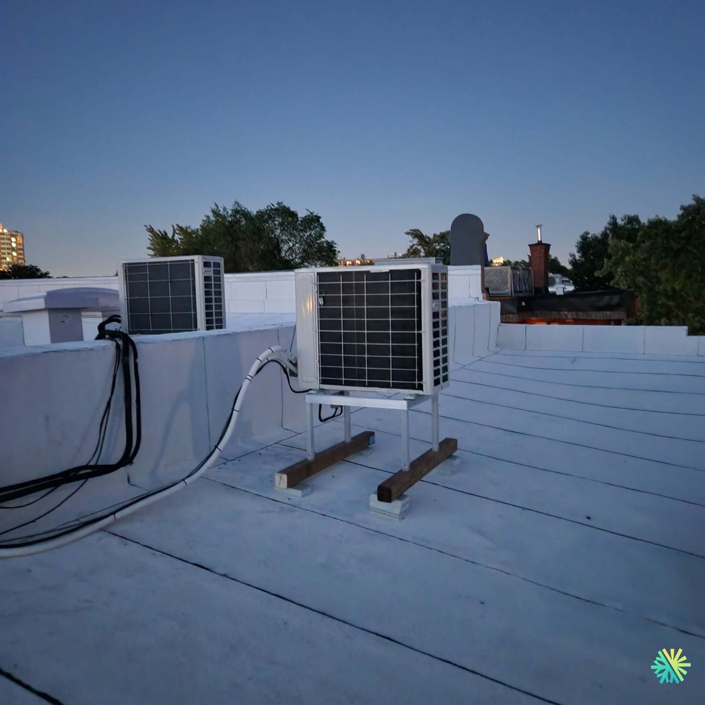 Installation d’une thermopompe murale Gree sur toit plat à Verdun