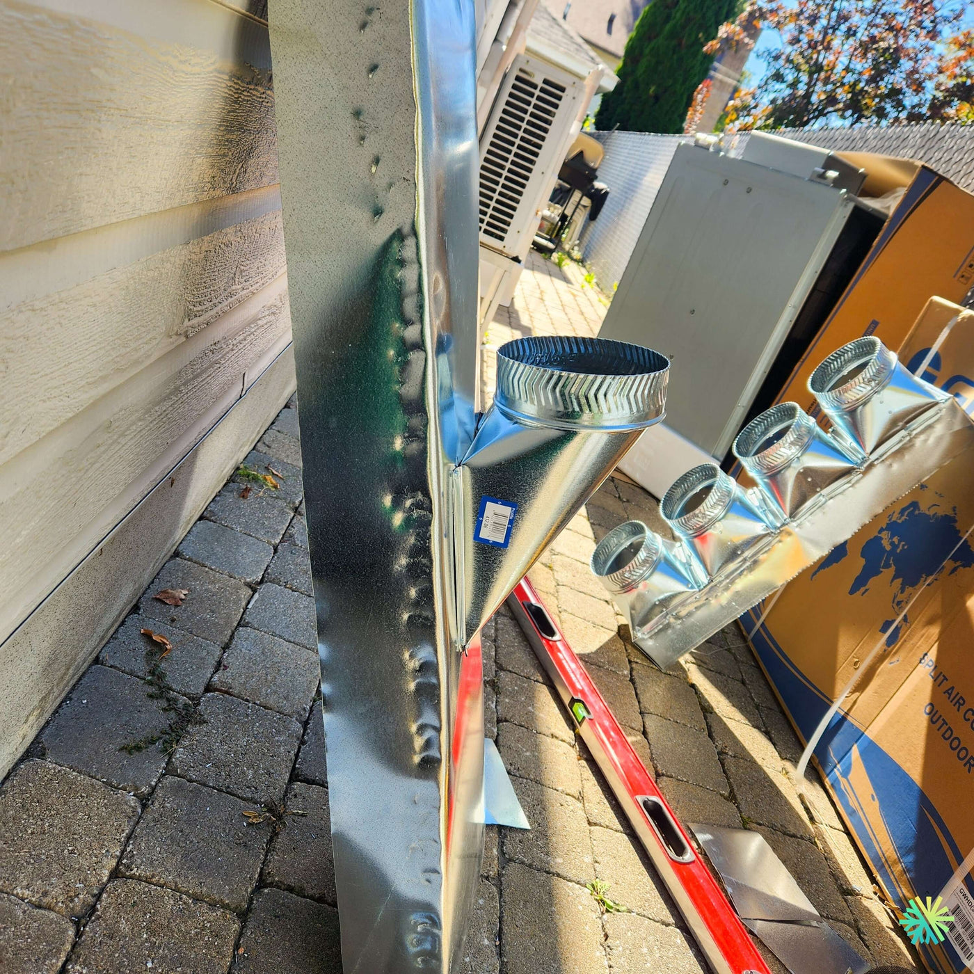 Installation d’une thermopompe gainable GREE All Match Slim Duct R32 à Anjou : système Slim Duct avec plénum métallique sur mesure et conduits gainables résidentiels