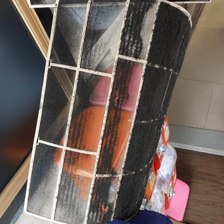 Colorful air flow in commercial space illustrating how la ventilation commerciale impacte-t-elle la qualité de l'air intérieur?