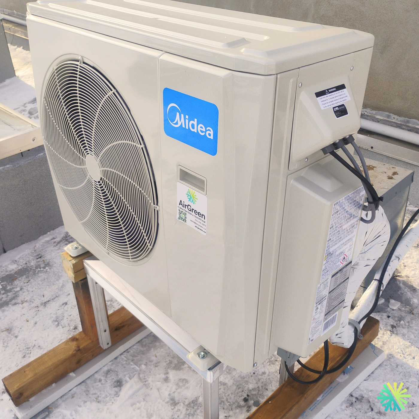 Installation d’une thermopompe Midea sur toiture à Ville-Marie (Montréal)