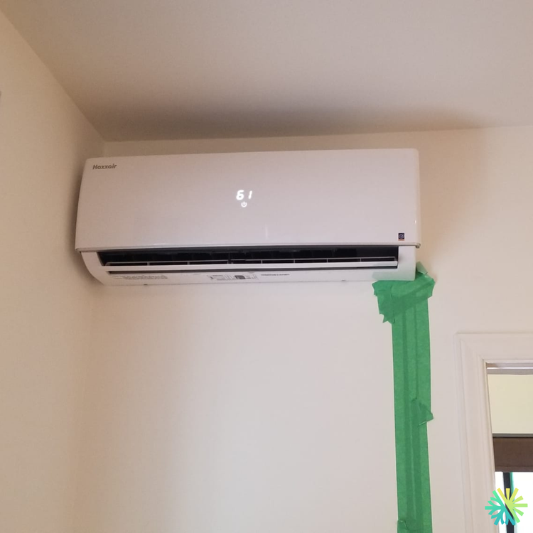 Réparation d’une thermopompe murale Haxxair à Ville-Marie (Montréal) : retour d’air froid, drainage corrigé et performance retrouvée