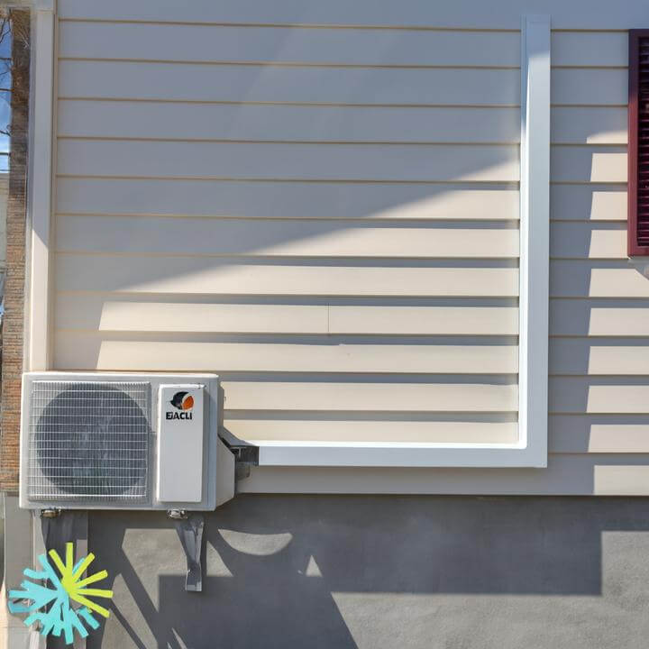 Installation d'une Thermopompe Murale Gree Extreme à Anjou, Montréal sur une maison, par AirGreen.