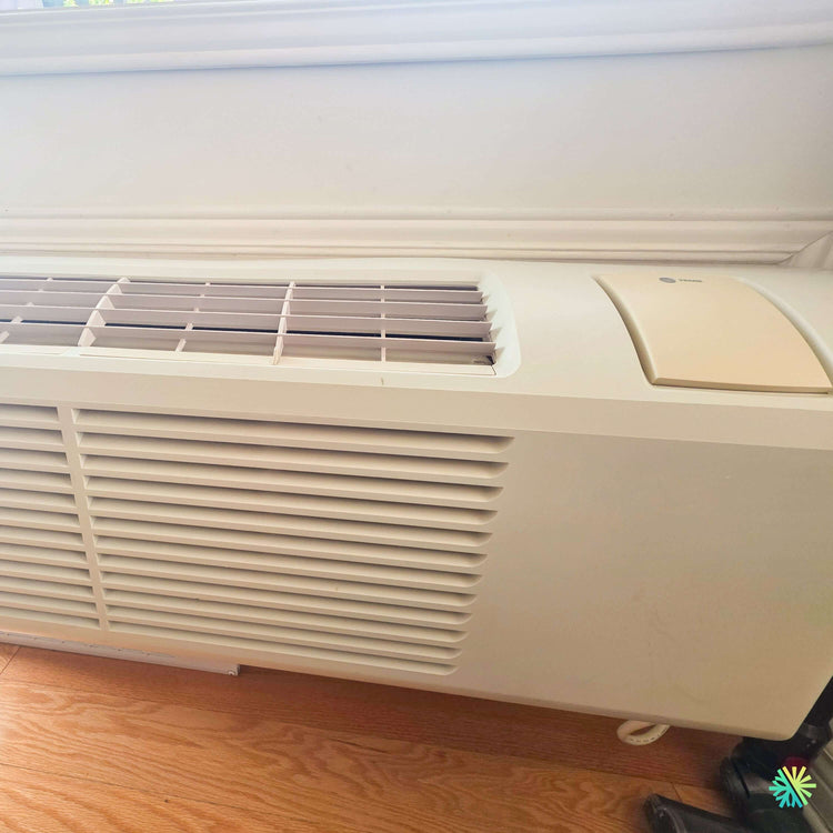 Installation d’un PTAC TRANE PROSPACE sous une fenêtre à Saint-Louis