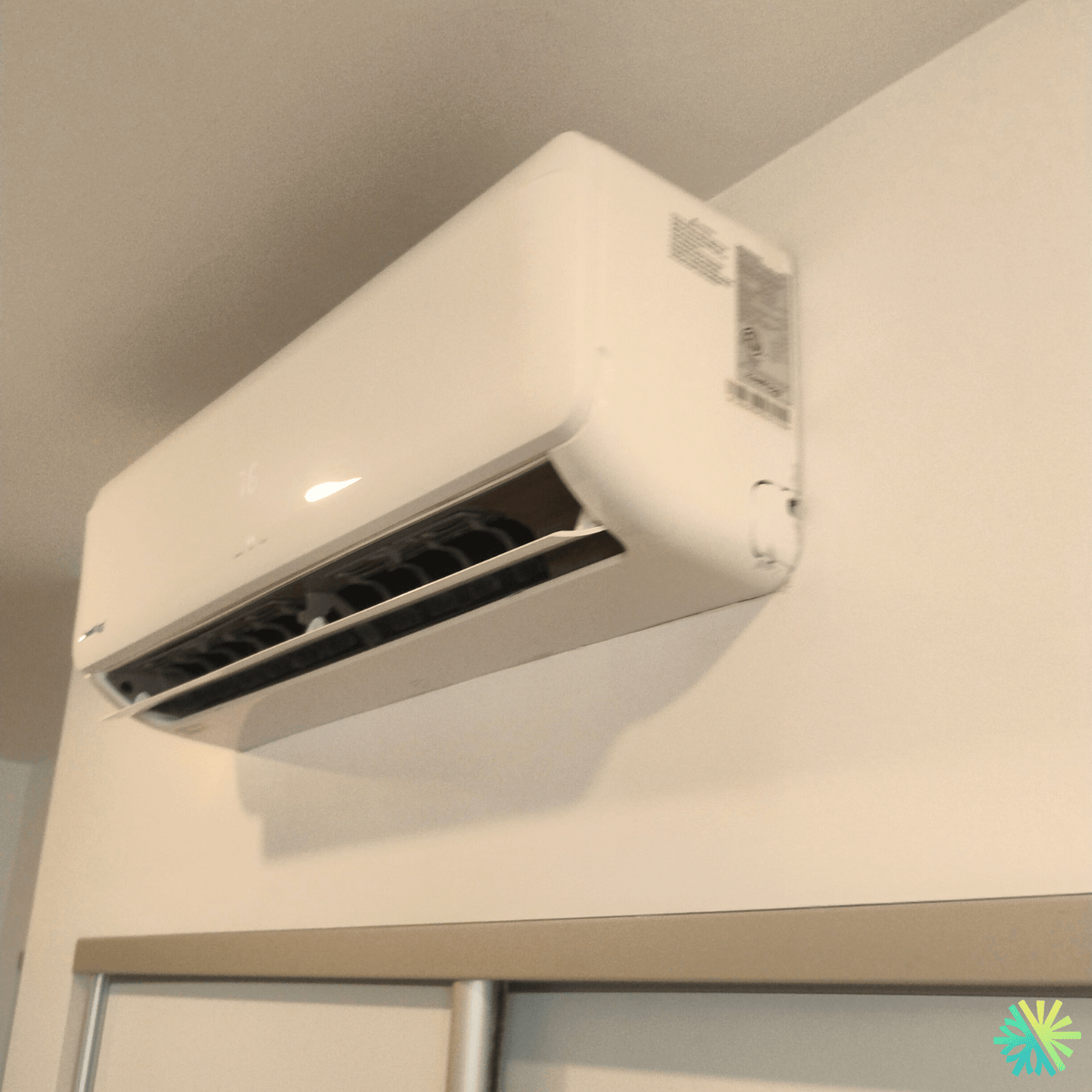 Nettoyage d’une thermopompe murale KoolKing à Ville-Marie (Montréal) : un entretien en profondeur pour un air plus sain