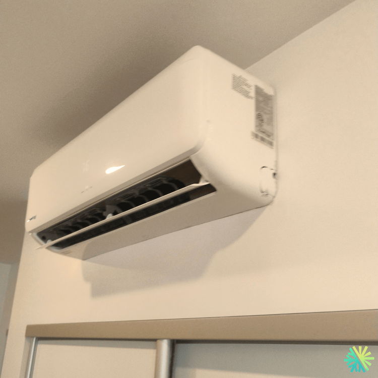 Nettoyage d’une thermopompe murale KoolKing à Ville-Marie (Montréal) : un entretien en profondeur pour un air plus sain