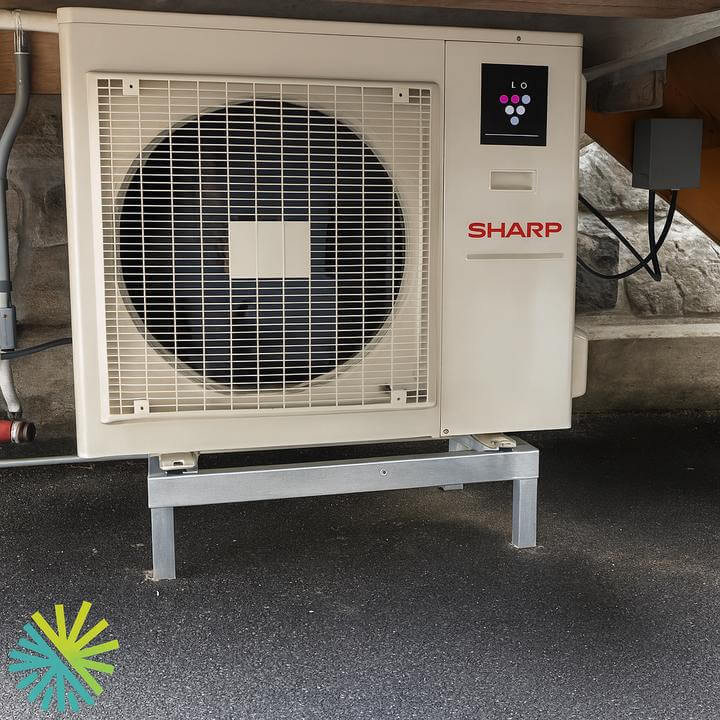 Installation d'une Thermopompe Murale Sharp ZHU à Baie-D'Urfé, Montréal, montrant une unité installée par AirGreen.