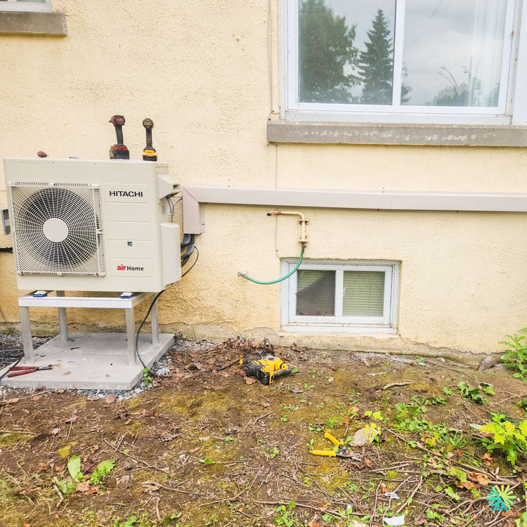 Installation d’une thermopompe murale Hitachi airHome 400 à Dollard-des-Ormeaux, dans l’Ouest-de-l’Île de Montréal