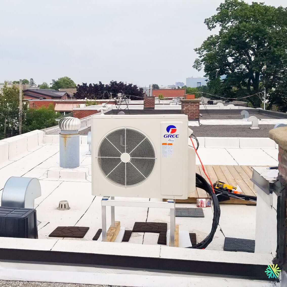Installation d’une thermopompe 3 têtes GREE Free Match R32 sur une toiture à LaSalle, Montréal